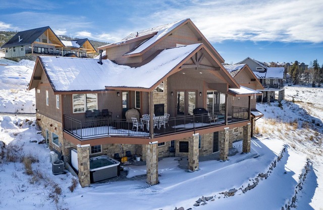 Custom 6 BDR, Skiing, Golf, 4 Family rooms, A/C, Dogs OK, Hot tub!