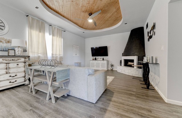 Custom built Tuscan beauty 4br3ba 12+guests; 5min drive to Dana Peak park & lake