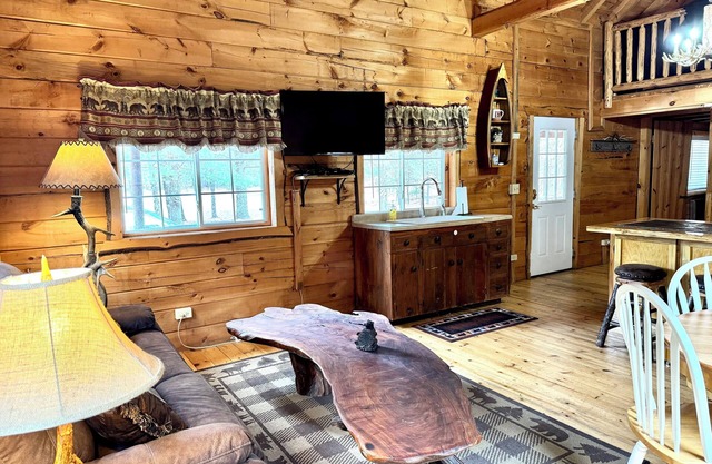 Custom Built Log Cabin/Fully Stocked/1.5 Garage/Sleeps 7/UTV Route