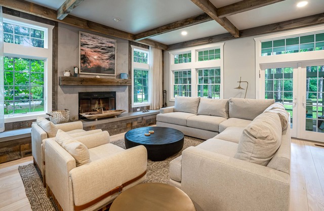 Custom-design luxury home with lovely patio, firepit - walk to beaches