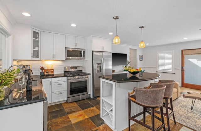 Cute 2BR Cottage w AC close to beaches
