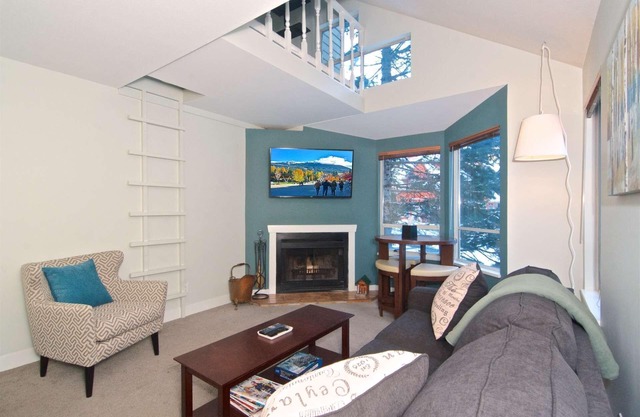 Cute and Cozy Creekside townhouse. Ground floor, easy access, free parking, 100 meters to lifts