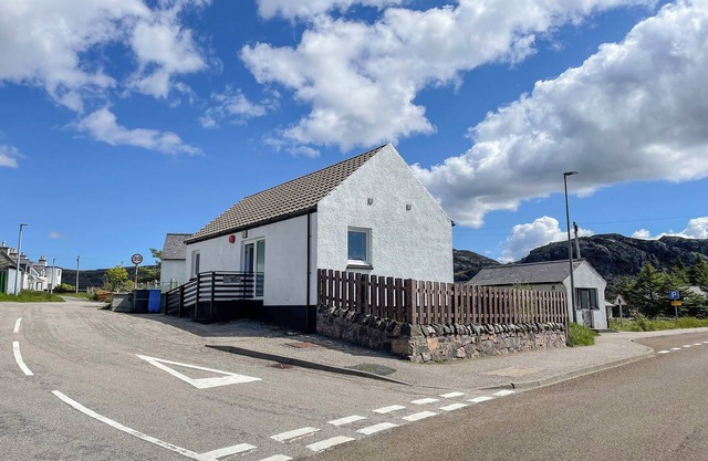 Cute, comfy bolthole in an amazing spot to explore from.