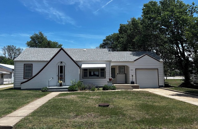 Cute cozy full home fenced back yard spacious parking near lake