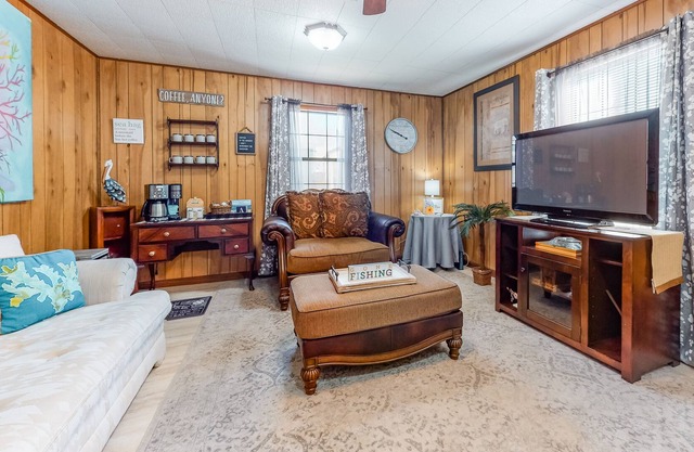 Cute home with fast WiFi, central AC, fenced yard, screened porch, firepit & W/D