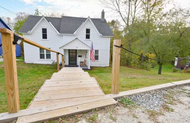 Cute, Renovated Historic Home on River, Walk to Downtown