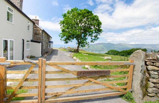 Cyfannedd Uchaf - Six Bedroom House, Sleeps 13