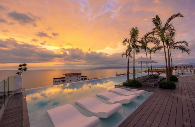 D'Terrace Luxe 2 King/2ba Apt Los Muertos Beach/Pier Romantic Zone, hot tub, pkg