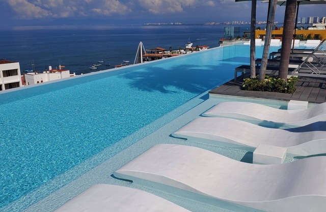 D'Terrace Luxury Residences, 3 BR Penthouse Suite, Infinity Pool, Panoramic View