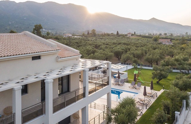 Daisy's Garden - 8 Bedroom Villa with Private Pool