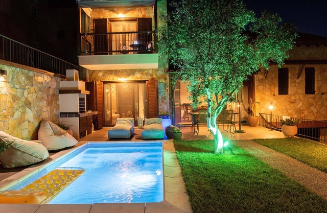 Dandy Villas Nea Roda - Melodic Waves - Private - Pool - Parking - Cellar