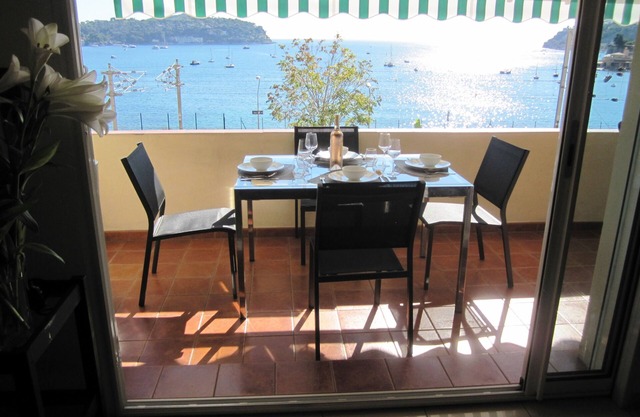 De luxe air-cond 2 bed apt close to beach with large terrace and sea view
