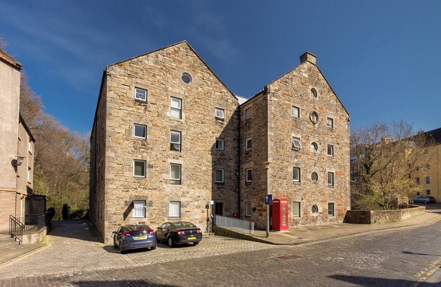 Dean Path [400] is a Quiet and lovely apartment by the Water of Leith at Dean Village