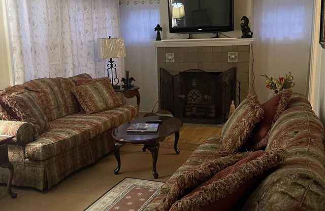 Deborah’s Inn, A charming and spacious 3-Bedroom Home in a quiet neighborhood.