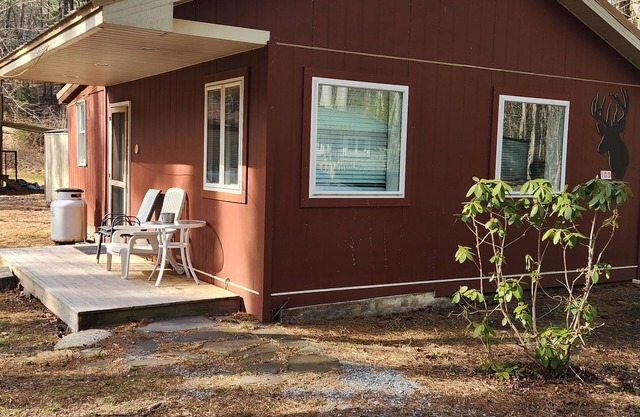 Deer Charming 2-bedroom Fly Fishing cabin with WiFi, AC in Waterville, PA