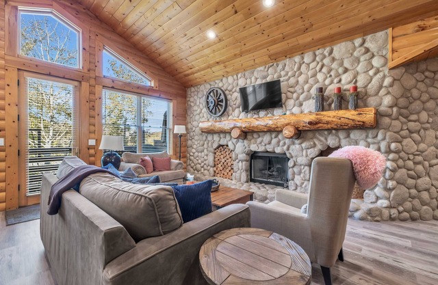 Deer Valley 2BR Condo w/Hot Tub - Walk to Lift