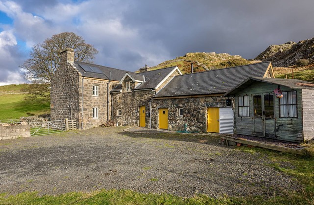 Deildref - a self catering cottage that sleeps 8 guests in 4 bedrooms