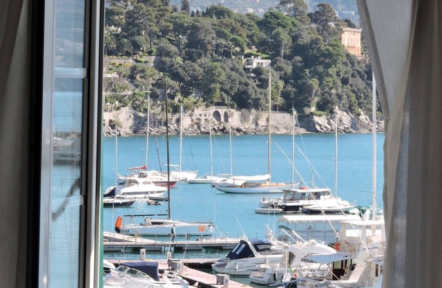 Delightful apartment on the seafront just a stone's throw from everything. Air-conditioned. WIFI
