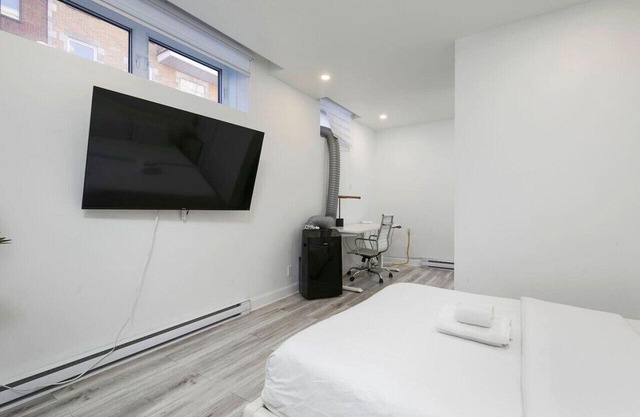 Delightful 2BR in Gay Village & Downtown