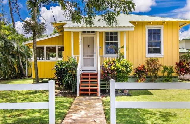 Delightful Historic Cottage Steps from Poipu/Brennecke's Beaches A/C