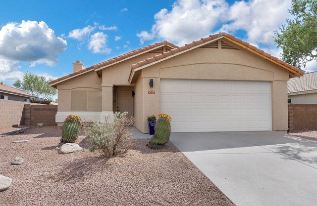 Delightful Vacation Home - Trails, Golf & Dining!