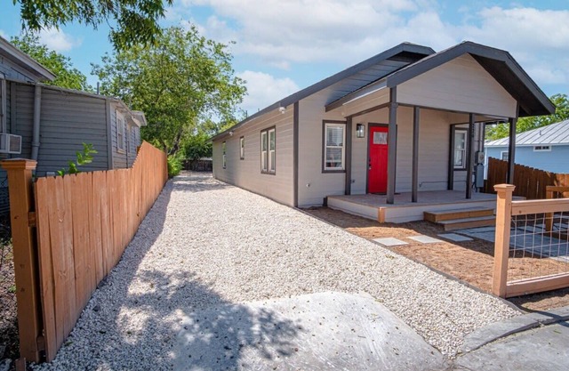 Delightfully Renovated 4 BR/2 BA Near DT Riverwalk
