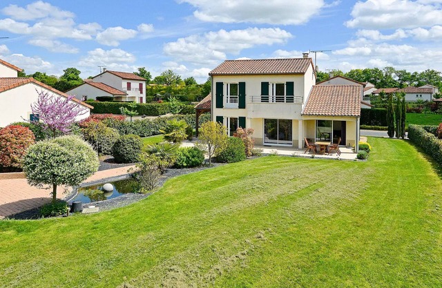 Deluxe 2-bathroom detached villa sleeps 6