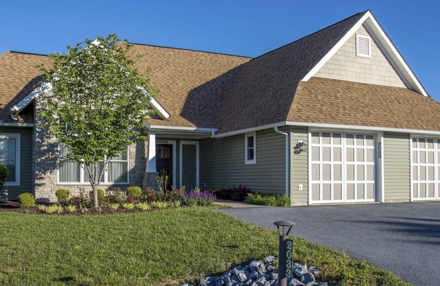 Deluxe 2 Bedroom and 2 Bathroom Townhome with Full Amenities