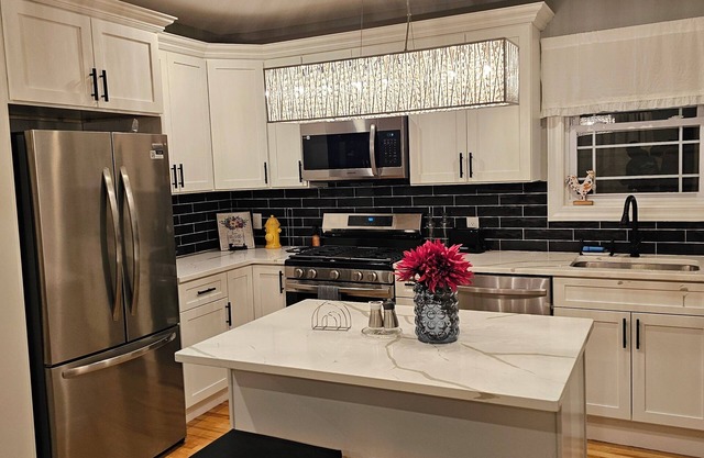 Deluxe Aparment Spacious 3-bedroom apartment with WiFi, AC in nice Elizabeth