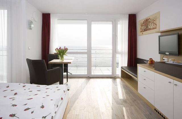 Deluxe double room with balcony and view of Lake Constance