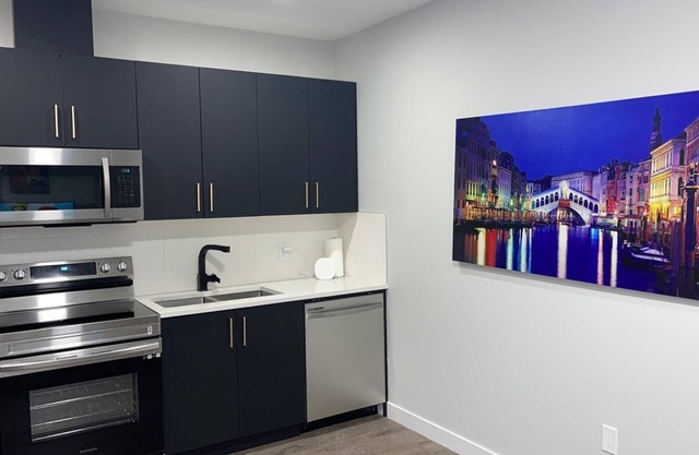 DELUXE HOME FOR FAMILY OF 6 close to great amenities