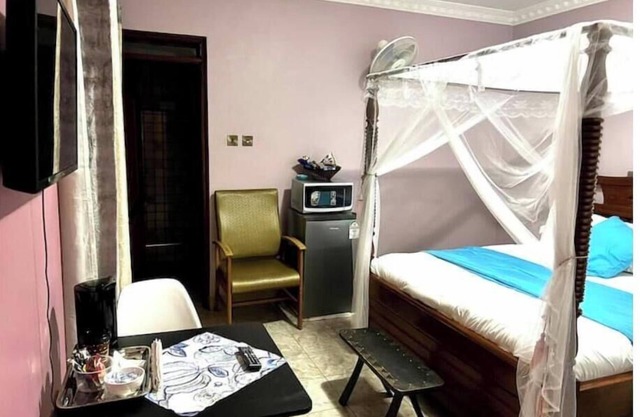 Deluxe private room in a tranquil suburban mansion