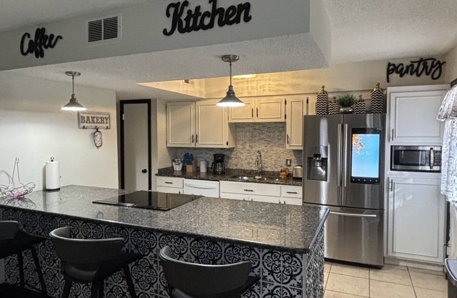 Denton Casita 10 min to square. Pet friendly!