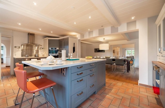 Der Reetgedeckte Holsteinhof Verfügt Über 5 Schlafzimmer, 6 Bäder und 1 Gäste-wc