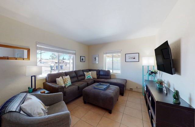 Desert home with central AC, WiFi, washer/dryer - dogs are welcome
