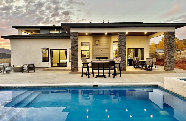 Desert Horizon Retreat: 4 Bedroom Luxury Villa - Pool, Hot Tub & Panoramic Views