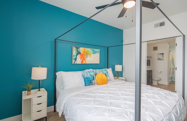 Desert Ridge | Pool + Gym + Dining + Shopping