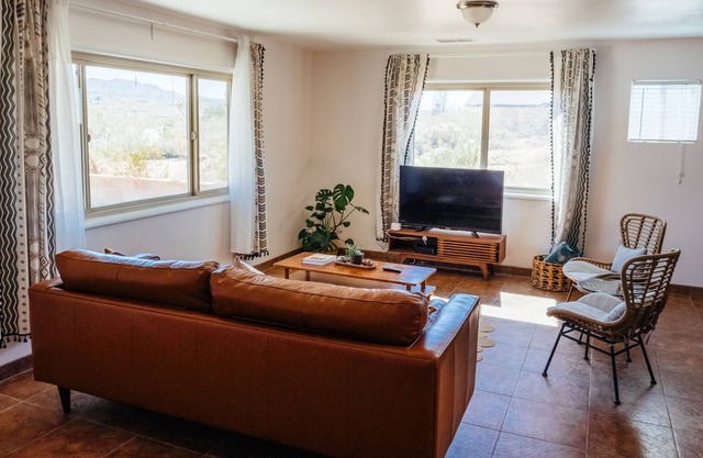 Desert-themed Home, Minutes from Joshua Tree Town, Cowboy Pool & Hot Tub