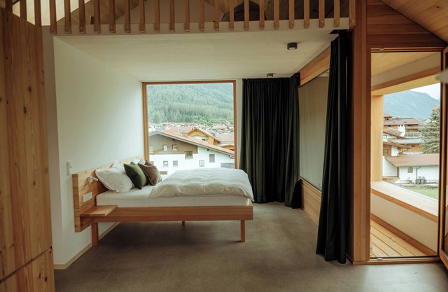 Design loft with exposed roof truss with all-round mountain views