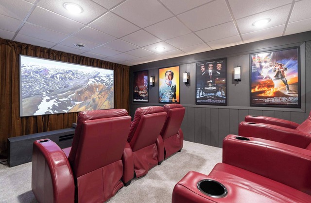 Designer Home w/Private Yard, Theatre & Games!