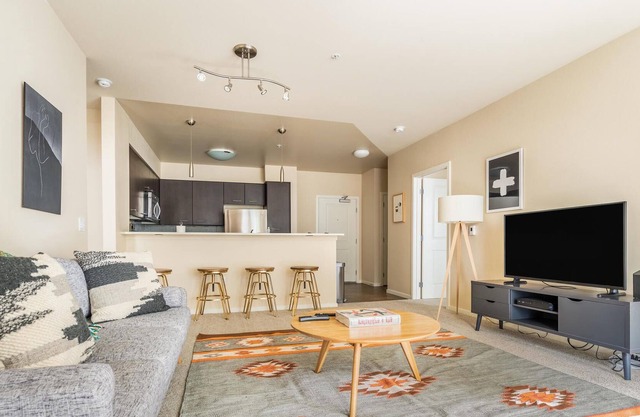 Desirable 2BR Condo on Mercer Island w/ Amenities