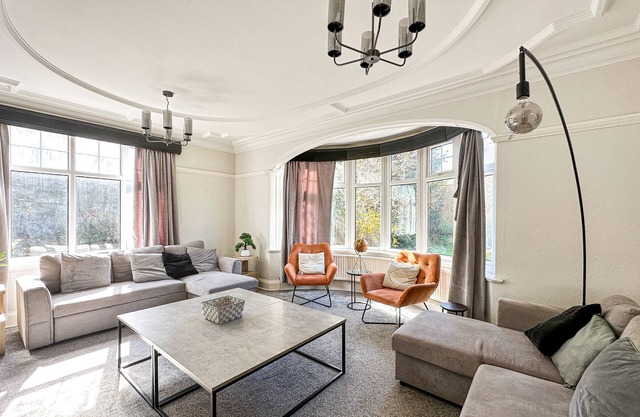 Detached 5-Bed Home with Large Garden