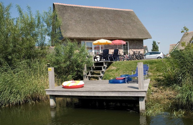 Detached Beachvilla for 8 people with a yard, 4 bedrooms, and the option of a location on open water at Beach Resort Makkum.