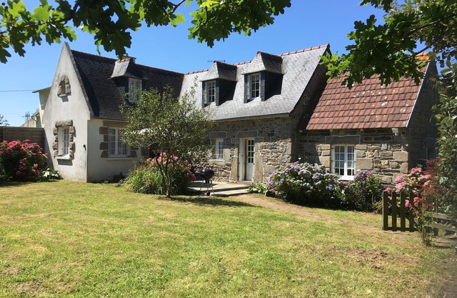 Detached Breton house 6 Pers quiet, garden, near Cote de Granit Rose