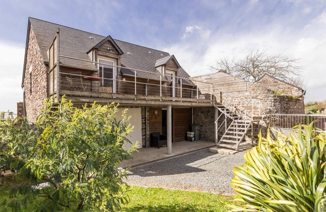 Detached House with Terrace and Pets Allowed