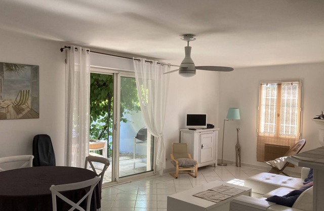 Detached house located in a Provencal village 20 mms from the beaches