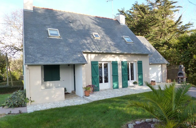 Detached house in pretty Sables d'Or les Pins region for 8 people