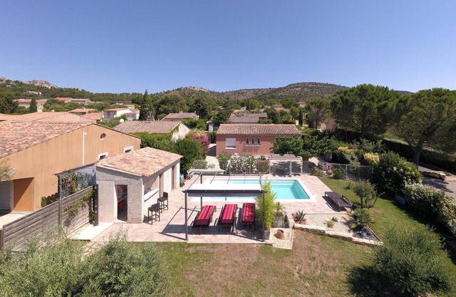 detached house with heated pool in South Luberon village