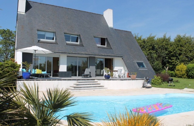 Detached house with private heated pool