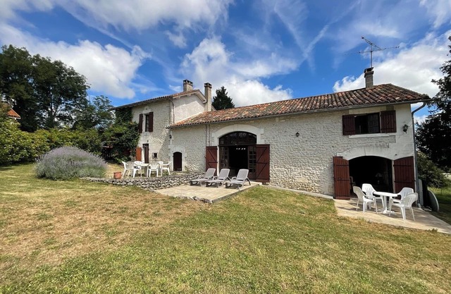 Detached stone Farmhouse, 1/3 acre, stunning views, near lake and river beaches